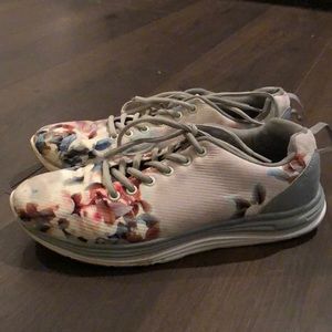 Worn twice. Size women 9